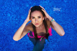 materac modelka, seksowna modelka, sesja na leżakach, sesja nad basenem, modelka w stróju kąpielowym, sesowny tyłek modelka, fitness modelka, zdjęcia w basenie, niebieski strój kąpielowy azulena